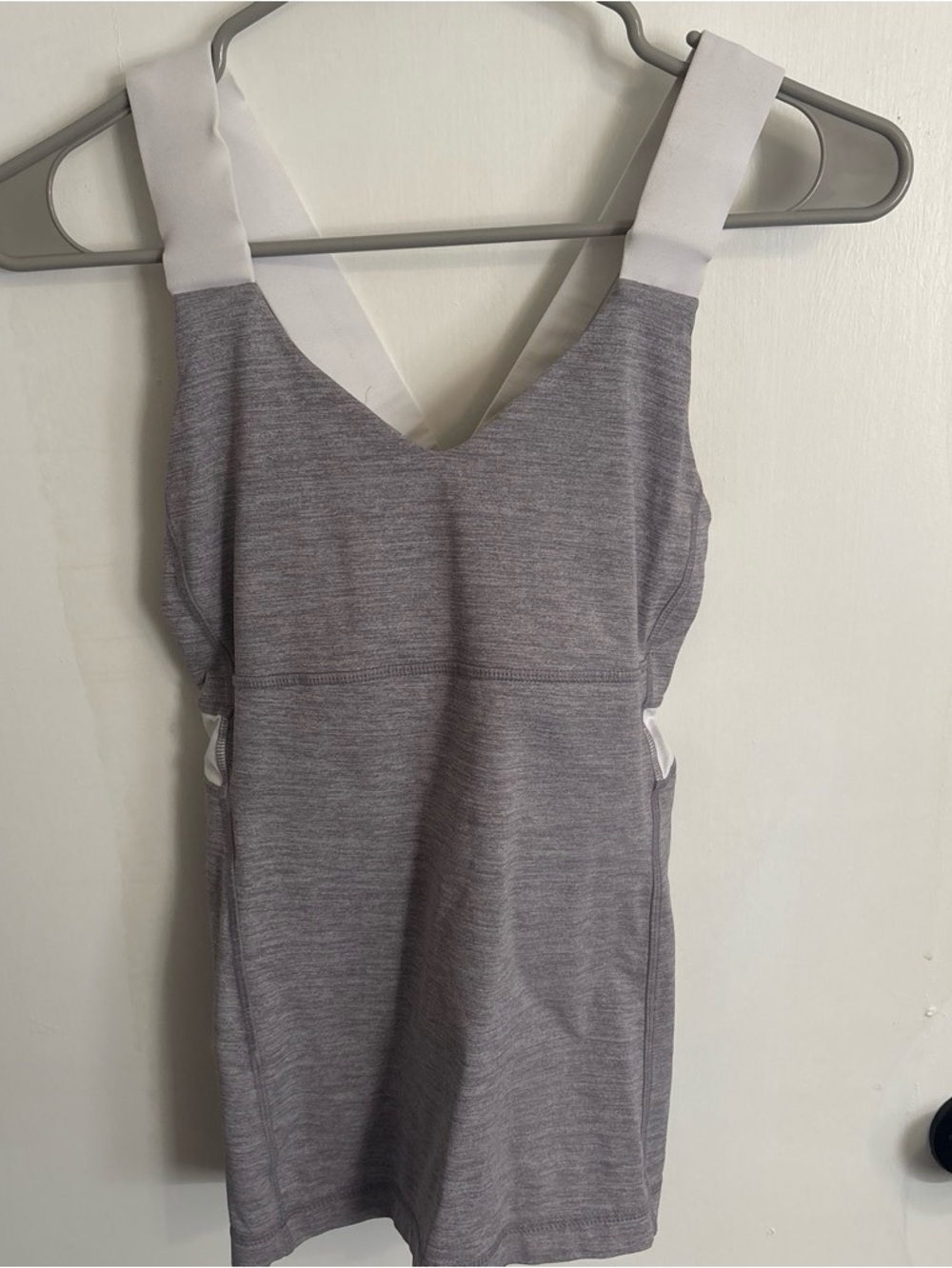 Lululemon size 8 gray and white tank top